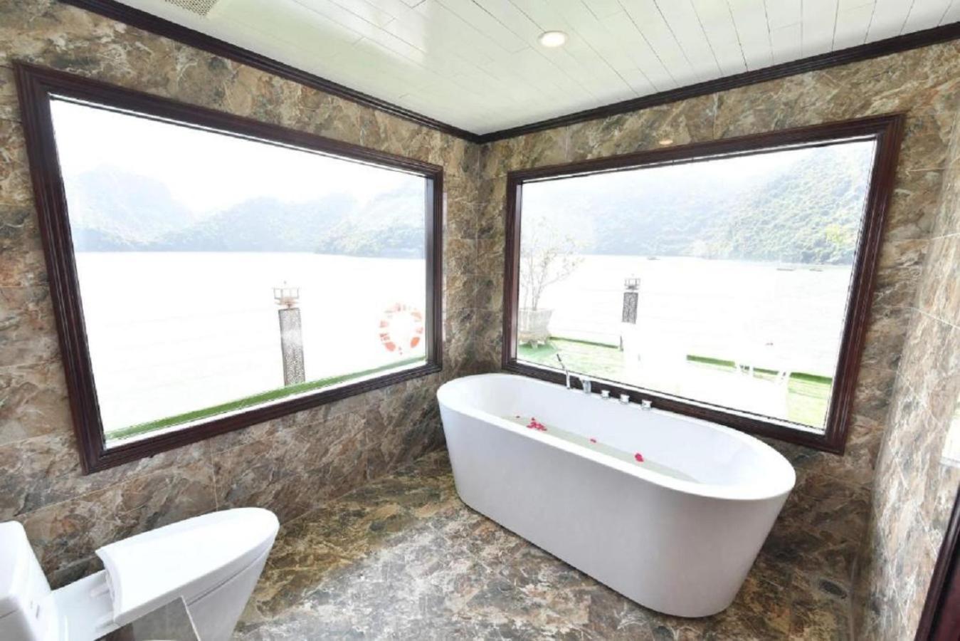 Halong Sapphire Cruises Hotel Ha Long Exterior photo