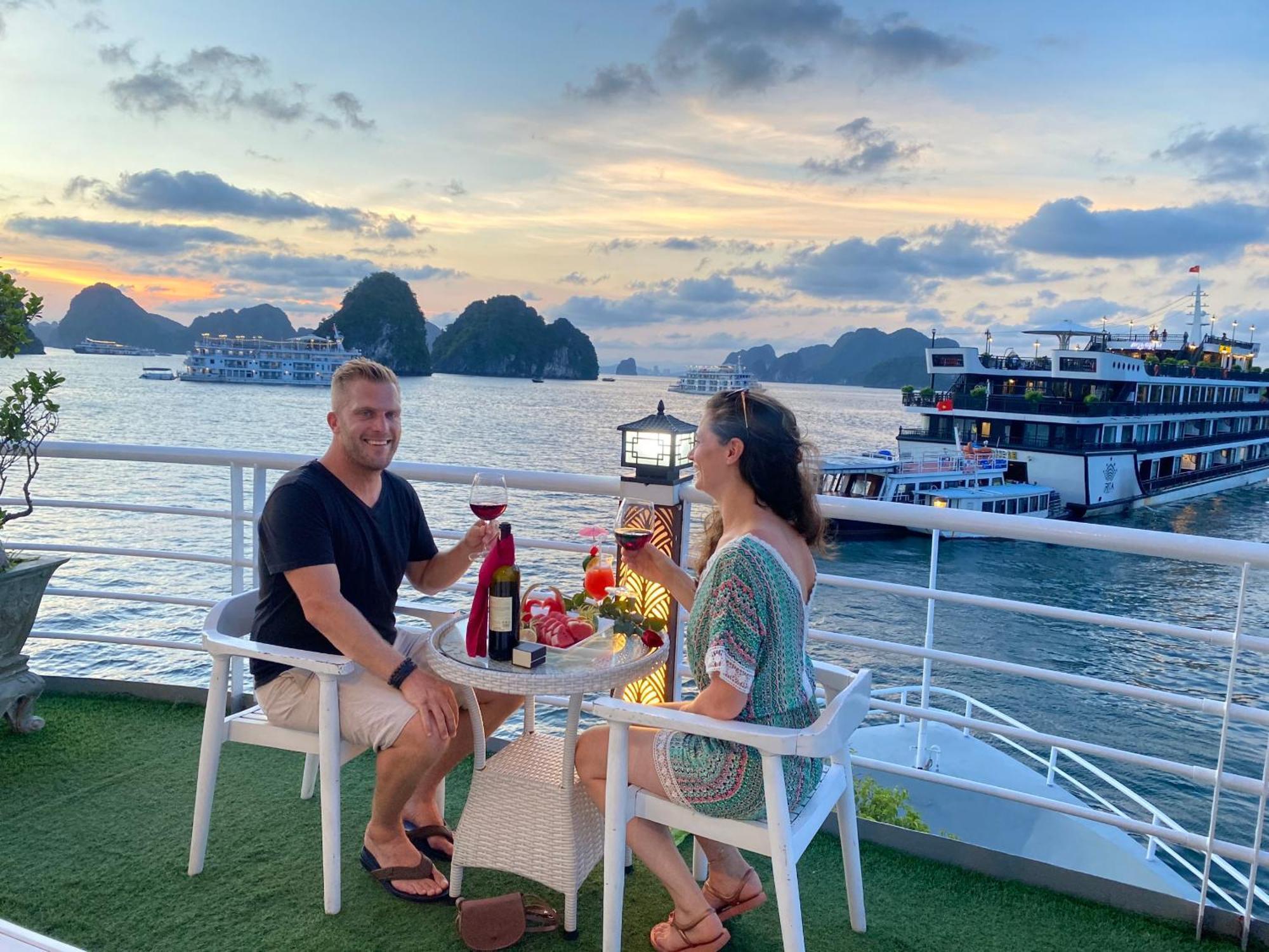 Halong Sapphire Cruises Hotel Ha Long Exterior photo